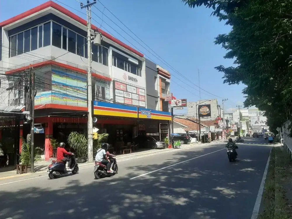 RUANG USAHA 3 LANTAI STRATEGIS DEPAN KAMPUS UPN SETURAN SLEMAN YOGYA