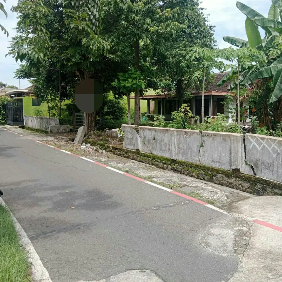 Tanah luas plus bangunan rumah lama di Banyuanyar Solo