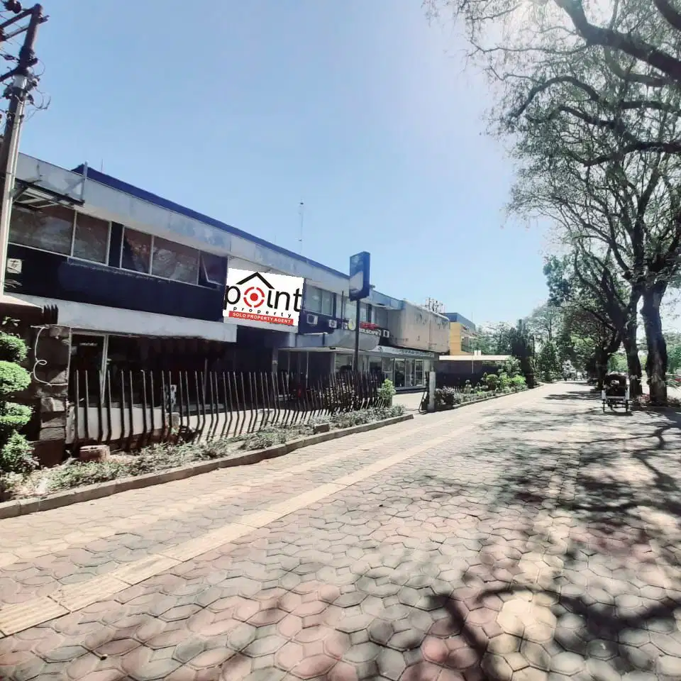 Ruang usaha hitung tanah tepi jalan raya Solo kota