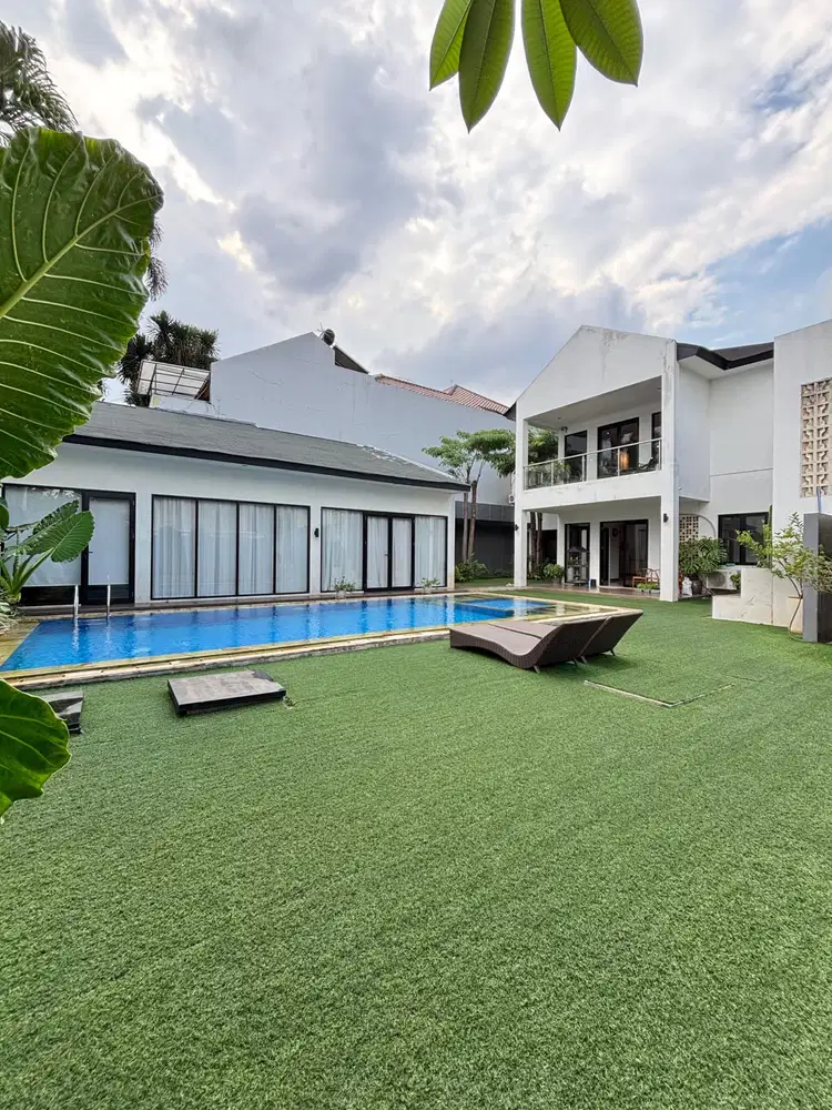 RUMAH MEWAH DESAIN TROPICAL MODERN, BACKYARD & SWIMMING POOL LUAS