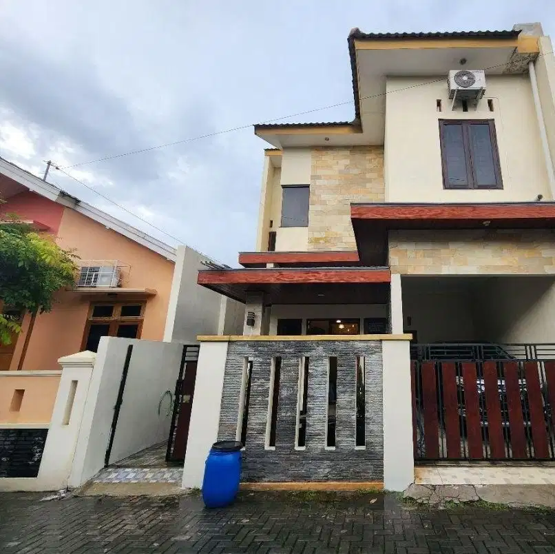 Rumah bagus 2 lantai semi furnish dekat hotel Alana