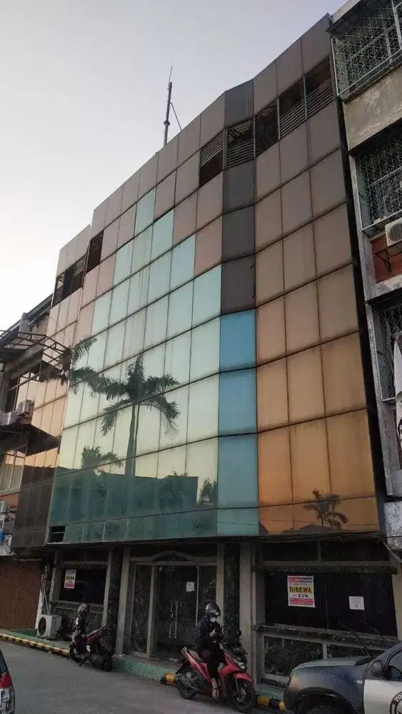 DIsewakan ruko grogol permai sudah jebol 3 ruko jadi 1 siap pakai nego