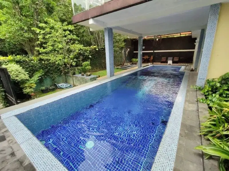 Dijual rumah hook+ kolam renang cluster depan Sentul city