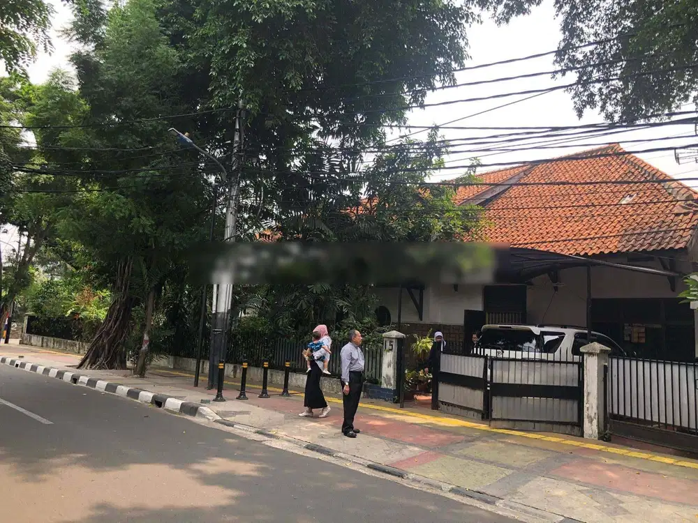 Rumah Luas Pinggir Jalan di Matraman
