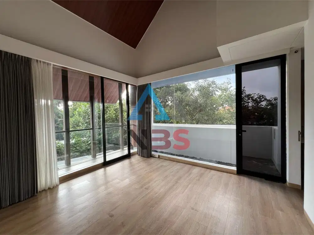 DIJUAL RUMAH TENGAH KOTA LOKASI STRATEGIS