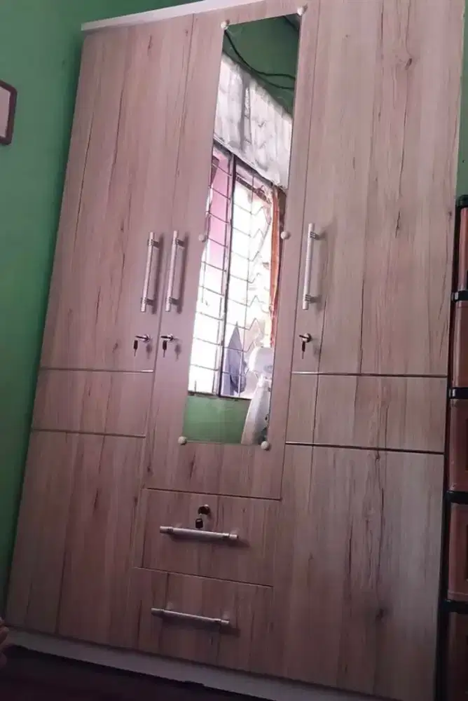Lemari pakaian 3 pintu