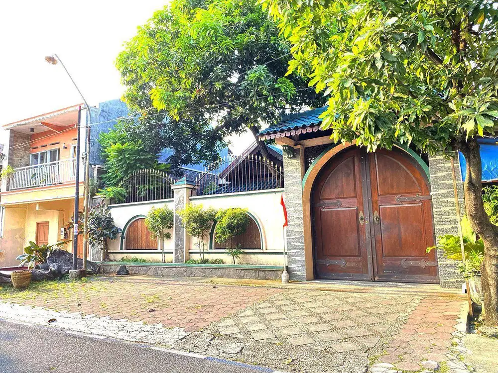 Rumah mewah full jati di nusukan Banjarsari SURAKARTA