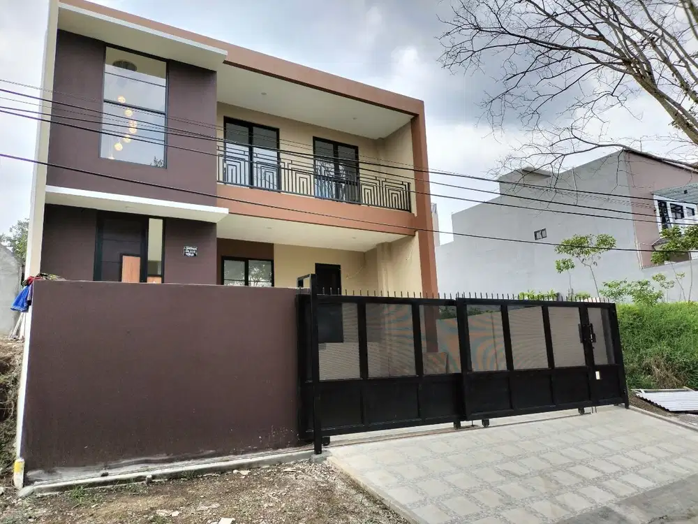 RUMAH BARU MODERN HALAMAN LUAS DI SETIABUDI REGENCY BANDUNG UTARA