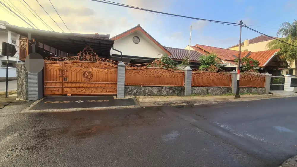 Rumah Hook di Komplek Curug Indah, Cipinang Melayu, Jakarta Timur