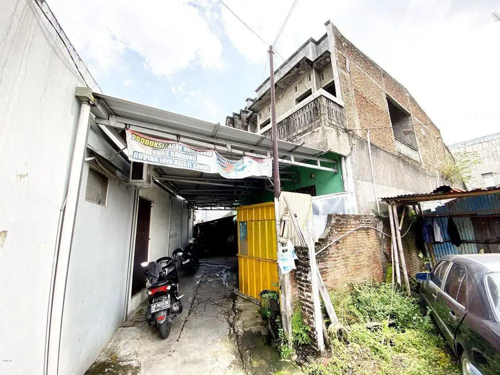 Rumah plus gudang di gang buntu nusukan Banjarsari