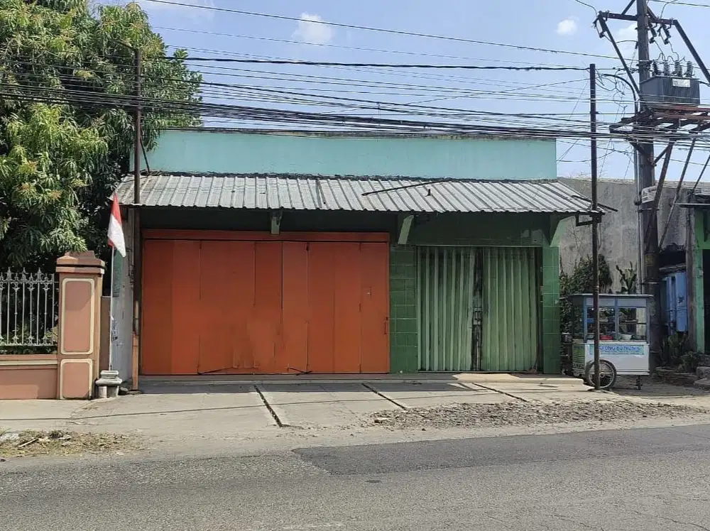 Rumah Plus Ruang Usaha Mangku Jln Utama di Sukoharjo