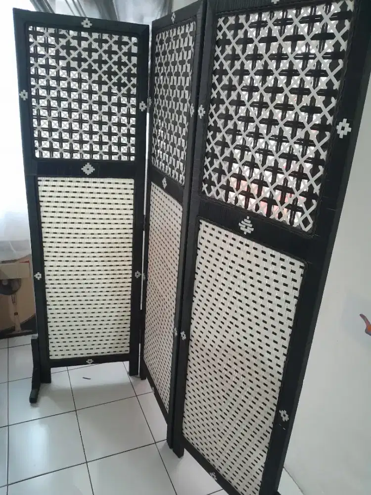 Partisi Penyekat Ruangan Portable Rotan Sintesis Kayu Mahoni 3 Pintu