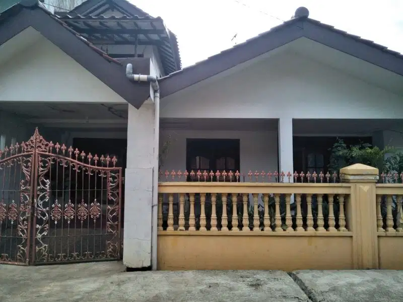 Rumah Lama Siap Huni Tanah Luas Dalam Komplek di Jatiwaringin Bekasi