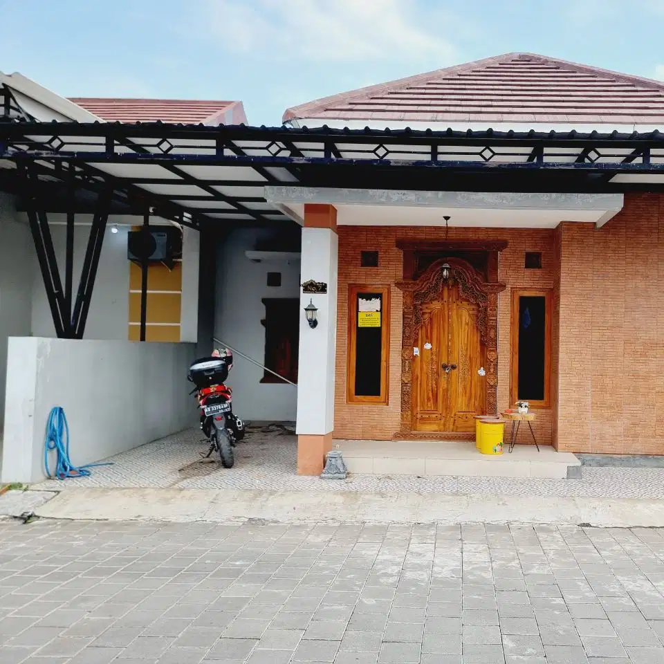 Rumah cantik dan nyaman di lingkungan cluster one gate Gentan
