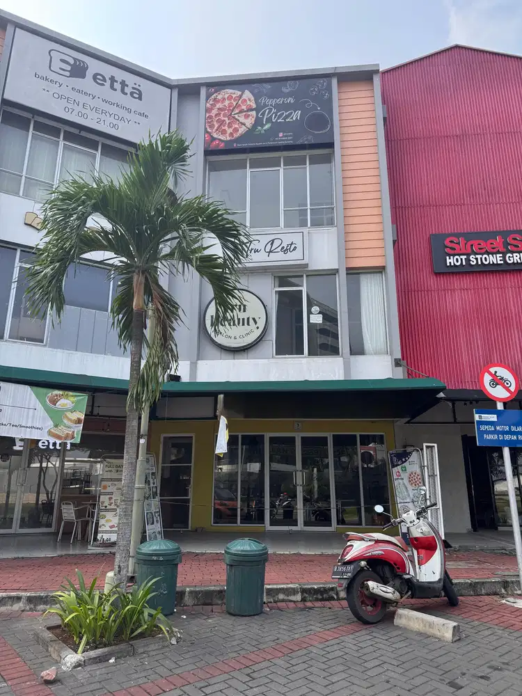 RUKO GADING SERONG ADA BALKON HADAP JALAN RAYA , 3 LANTAI SIAP USAHA