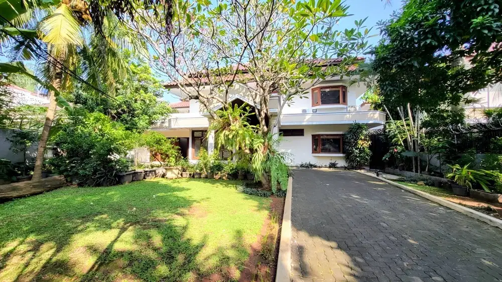 Sewa Rumah Besar Luas 800m² di Kemang Sudah Renovasi