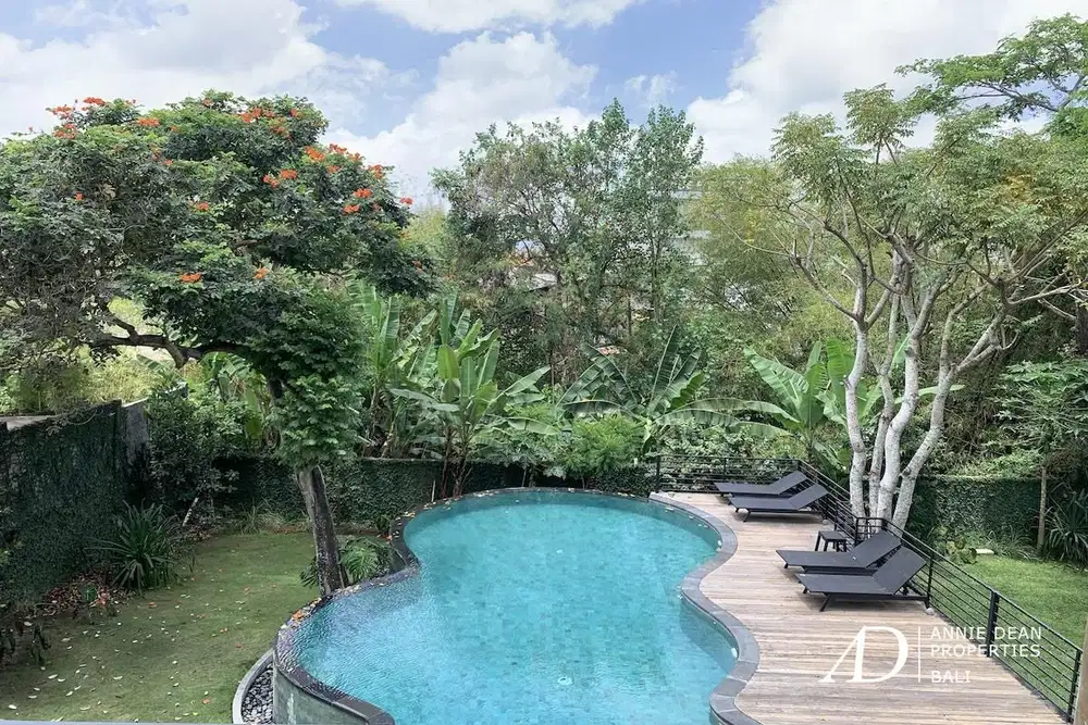 FREEHOLD LUXURY FREEHOLD IN BATU BOLONG NESTED AMIDST LUSH GREENERY
