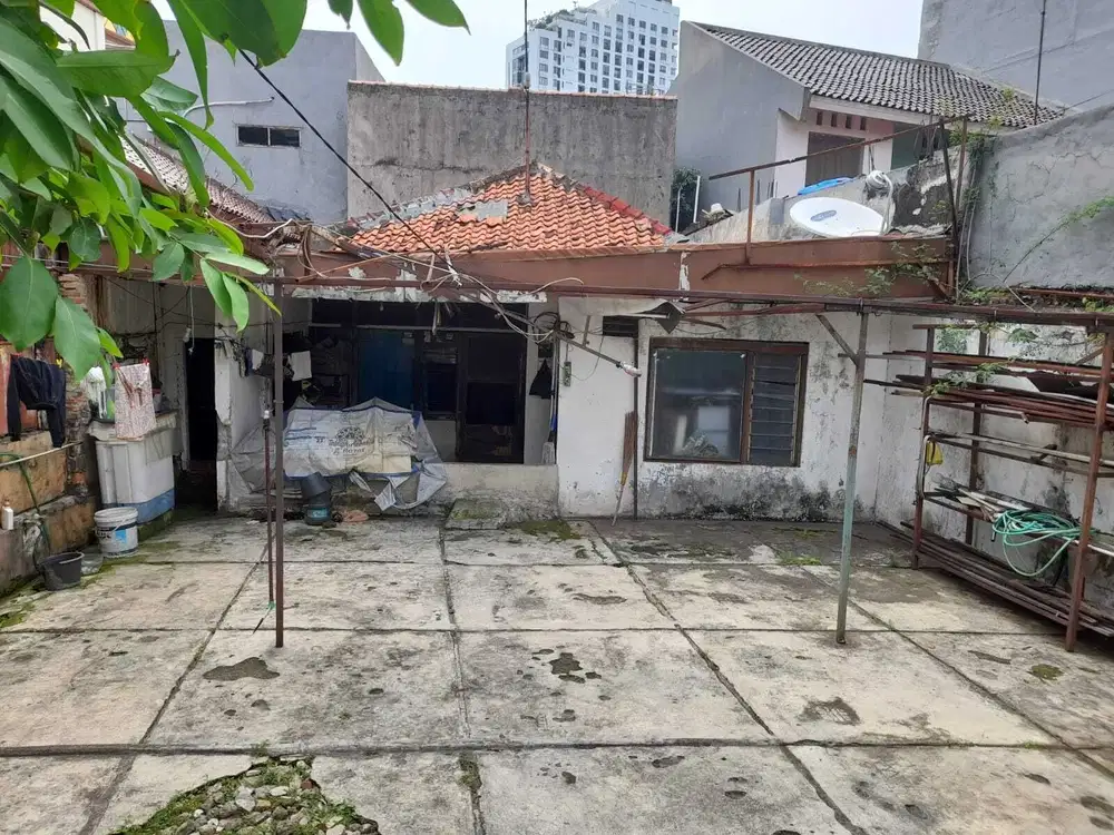 Rumah Tua Renov Total Hitung Tanah Akses Jalan 2 Mobil di Tebet Dalam