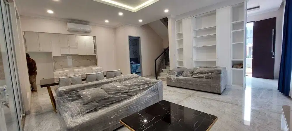 Rumah Mewah 2.5 Lantai Cluster Foresta Lantai full Marmer, Furnished!