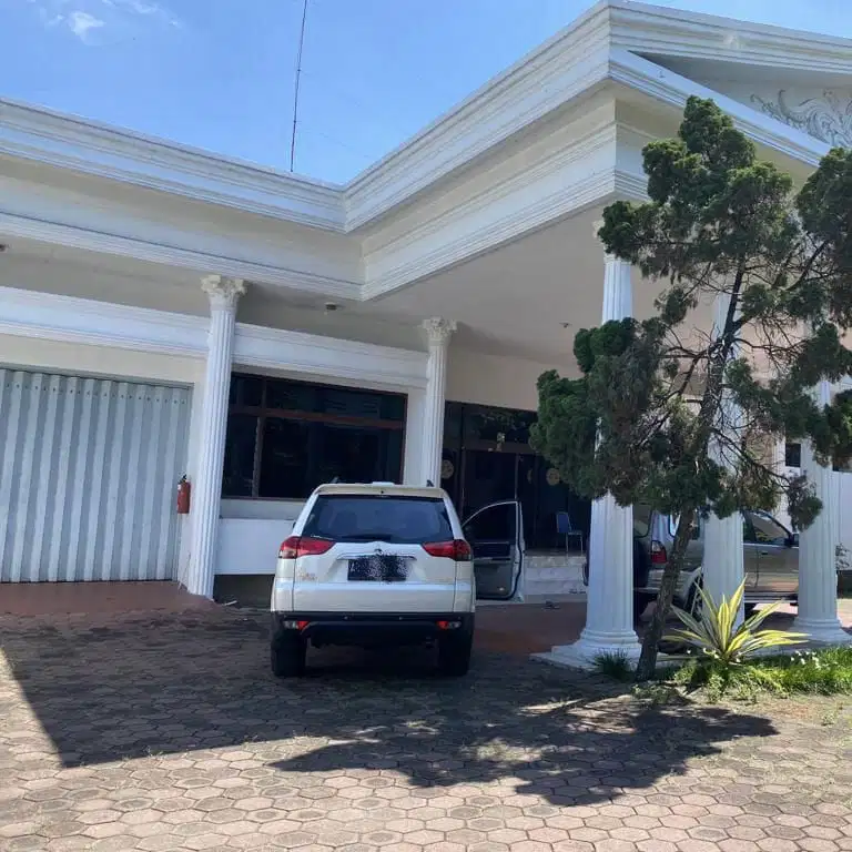 Harga turun BU Rumah luas mewah plus furnish di tengah kota Solo