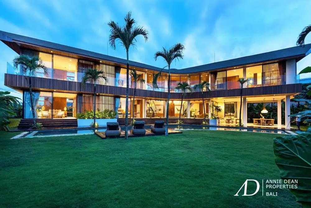 LEASEHOLD | LUXURY TROPICAL VILLA WITH ICONIC ARCHITECTURE IN TUMBAK BAYUH
