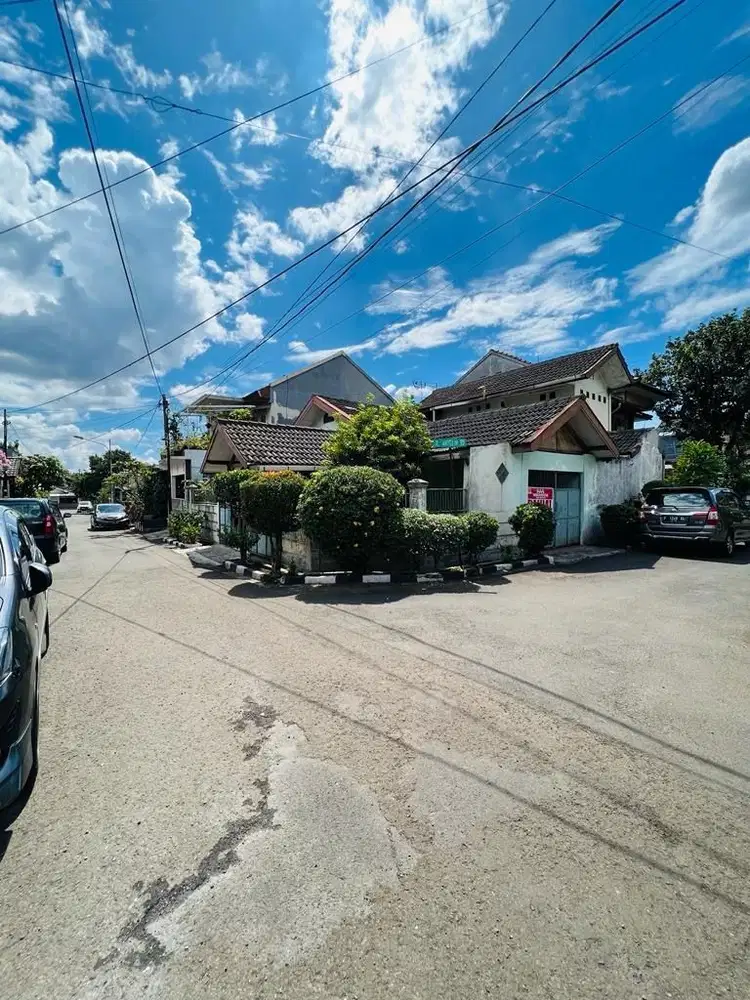 Rumah Hoek Dekat Stasiun Di Taman Cimanggu