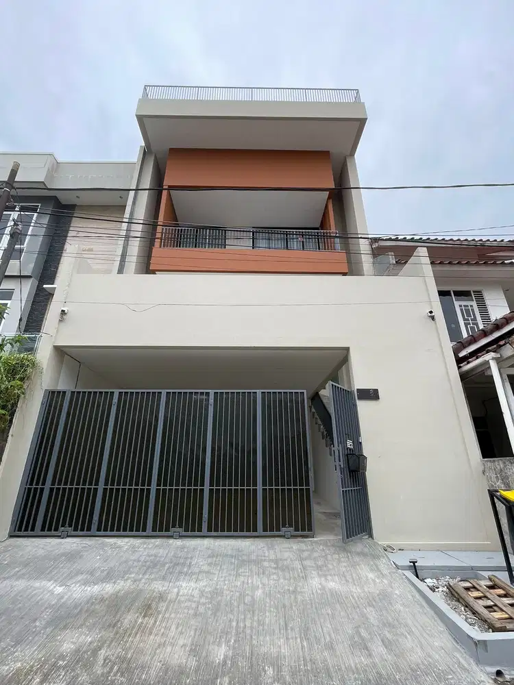 DIJUAL MURAH RUMAH  8 X 18 SEMI FURNISH DI PULOMAS JAKARTA TIMUR