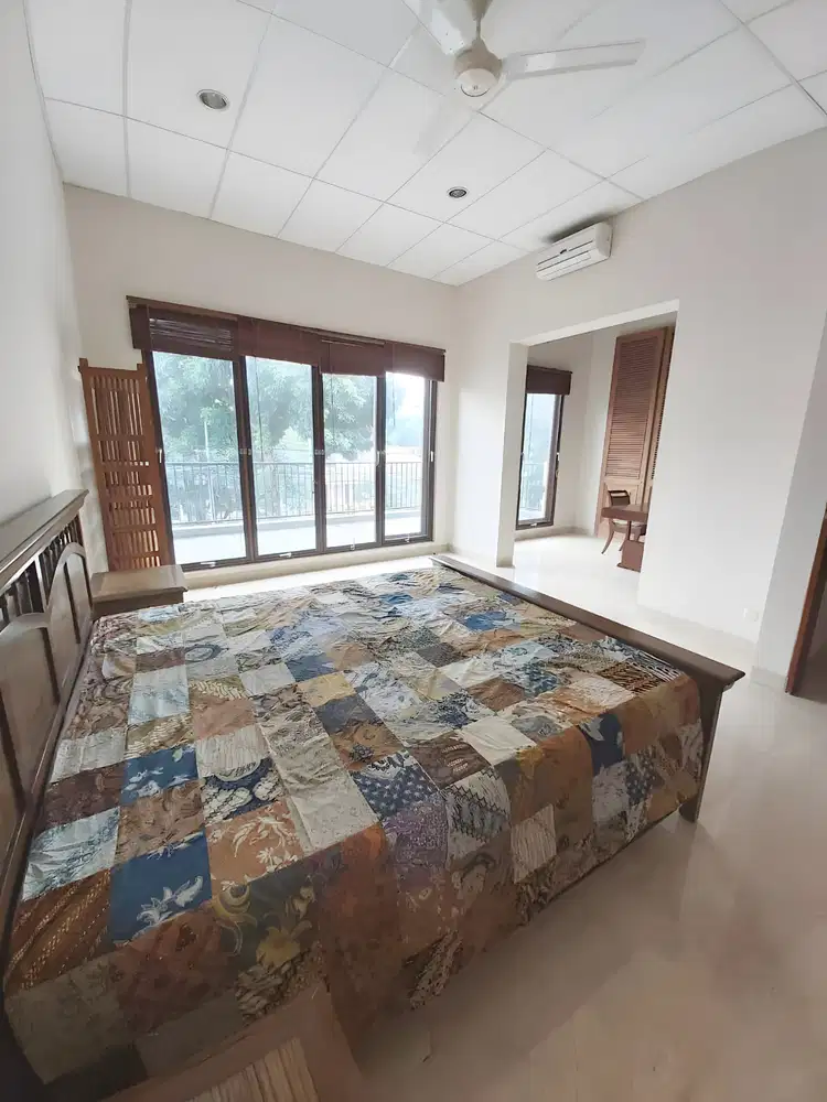 Sewa Rumah Tropikal 2 Lantai di Kemang Selatan Semi Furnished