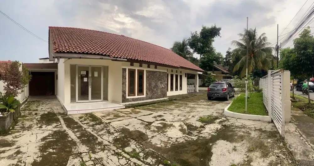 Rumah Di Lokasi Komersil Sukasari Raya Dekat Pajajaran