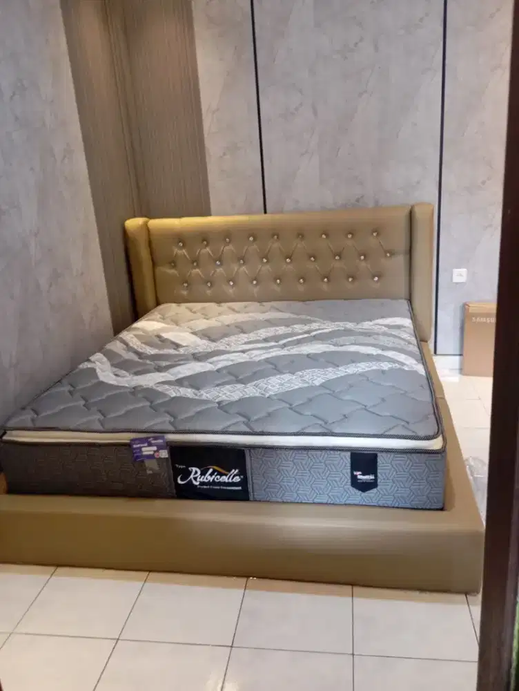 Divan custom kolam / kasur masuk