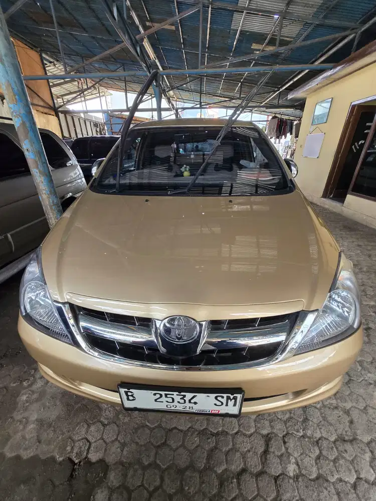 Toyota Kijang Innova type 2.0 g mt tahun 2005 warna kuning pjk panjang