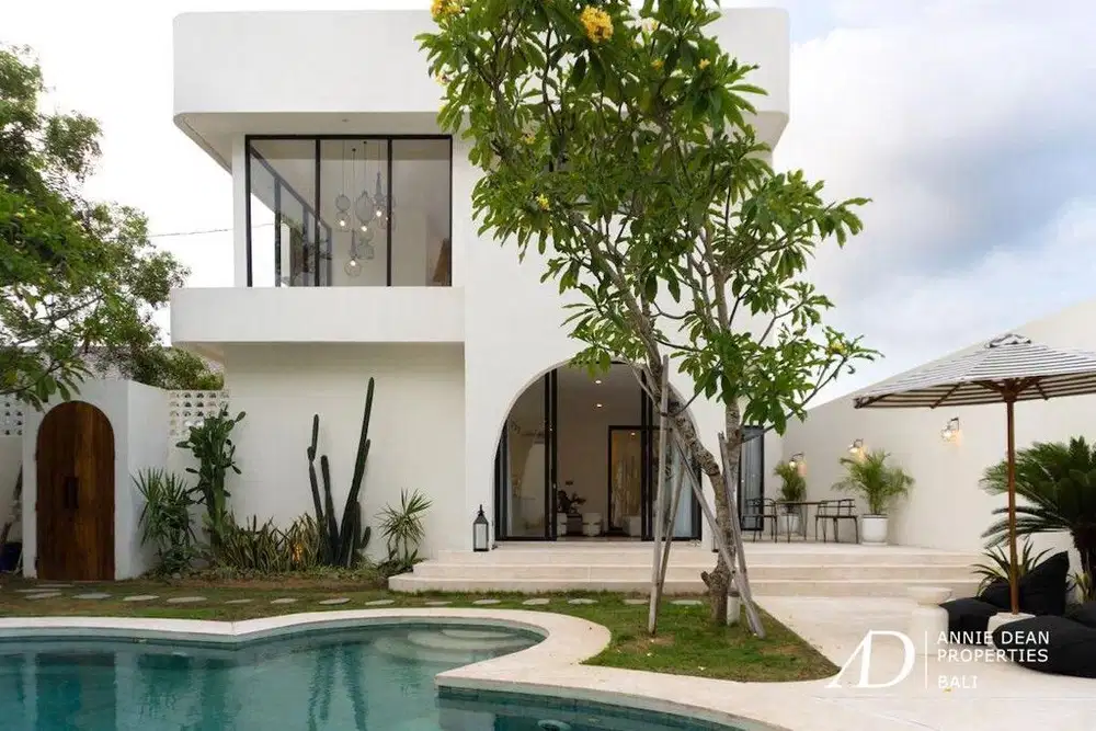 FREEHOLD MEDITERRANEAN-STYLE VILLA 800 METER FROM THE BEACH