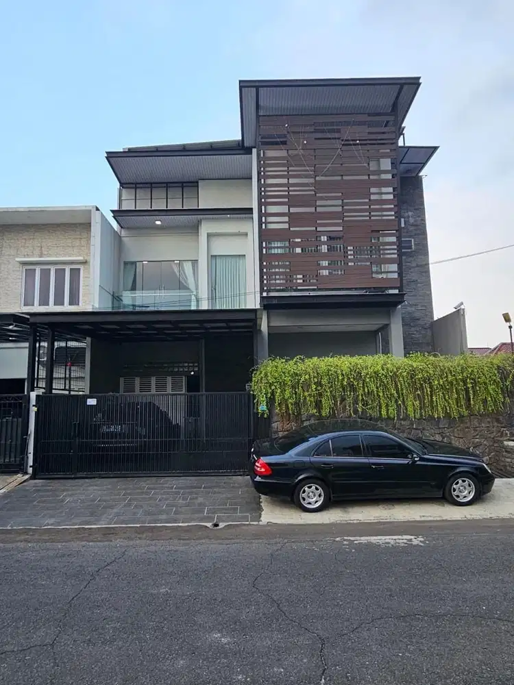 Dijual rumah mewah dengan swimming pool