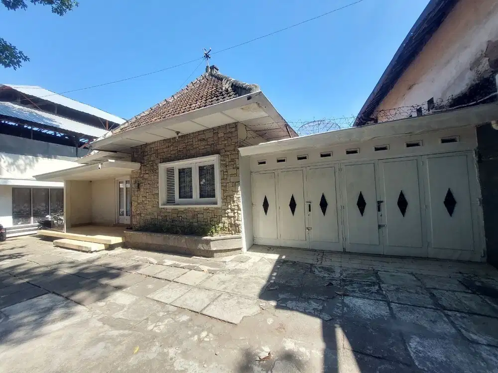 Rumah Luas Pasar Kliwon Solo Kota  Tepi Jalan Raya Strategis Ramai