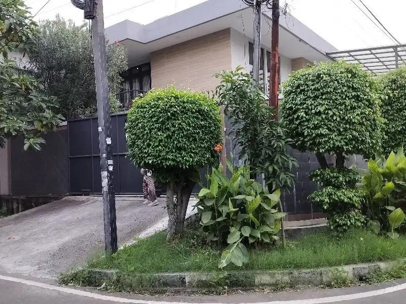 Rumah  2.5 lantai huk Aman dan asri lingkungan rumahnya