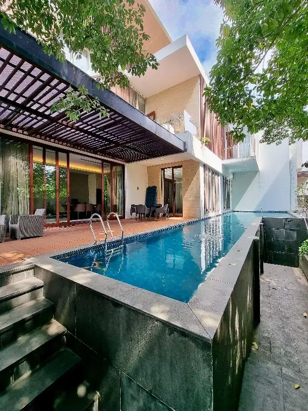 RUMAH MODERN TROPIS STYLE DI SIMPRUG GOLF