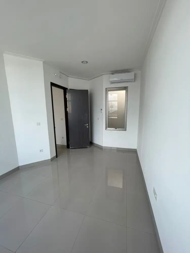 Sewa Murah Rumah PIK2 3 Kamar Tidur 4.5x10 3 Lantai Semi Furnish