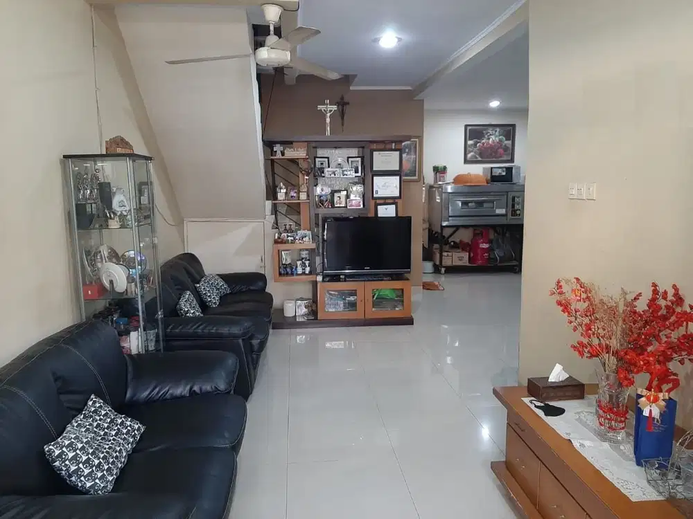 Rumah taman palem lestari rapih siap huni