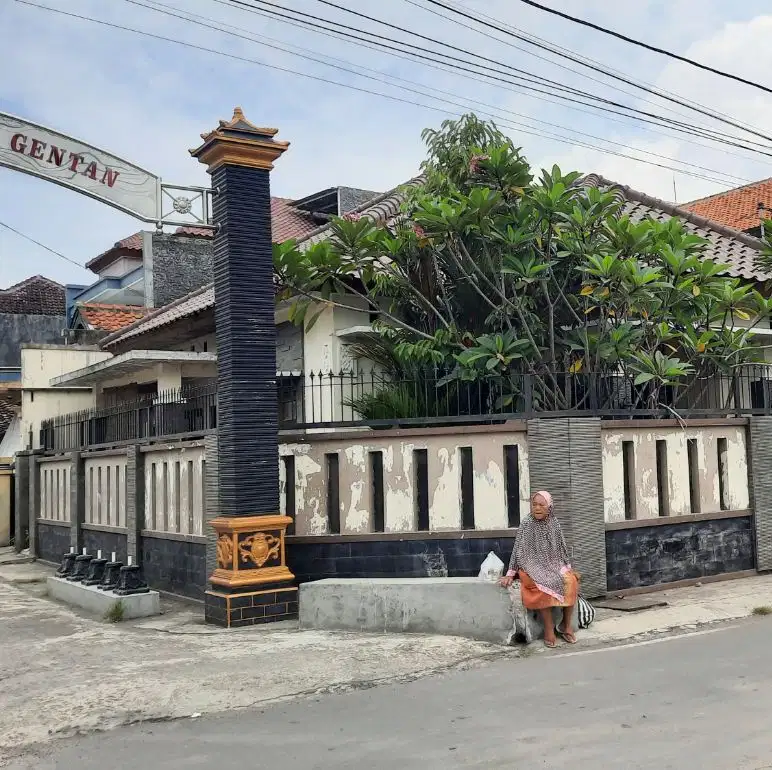 Rumah luas hook strategis tepi jalan utama di Gentan