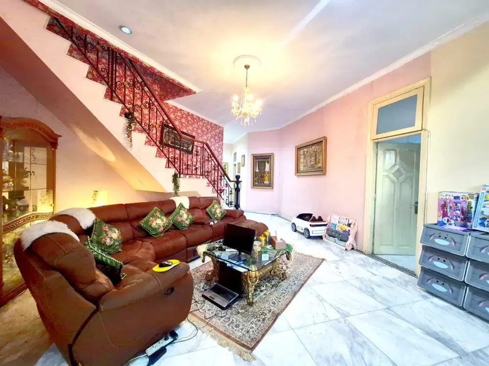 RUMAH MEWAH DENGAN POOL PRIVATE DEKAT DENGAN BLOK M GANDARIA FATMAWATI