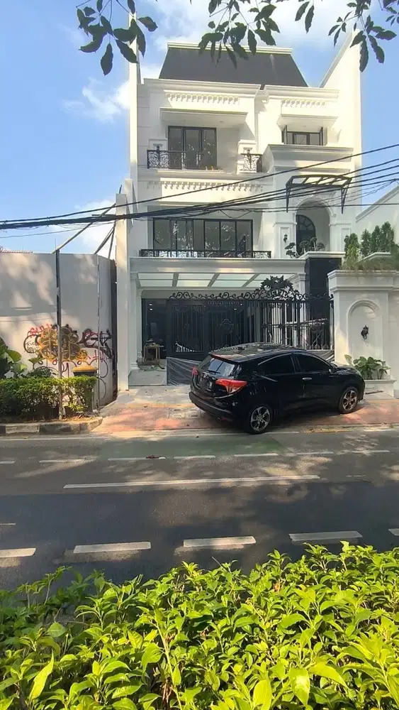 Dijual rumah baru ada lift dan kolam renang di tebet jakarta selatan