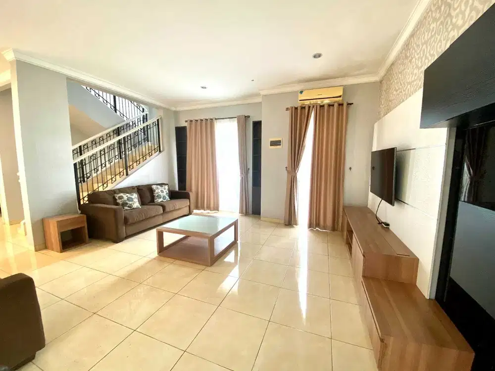 RUMAH CANTIK 3 LANTAI SUTERA ONYX, SEMI FURNISH, SIAP HUNI, SHM