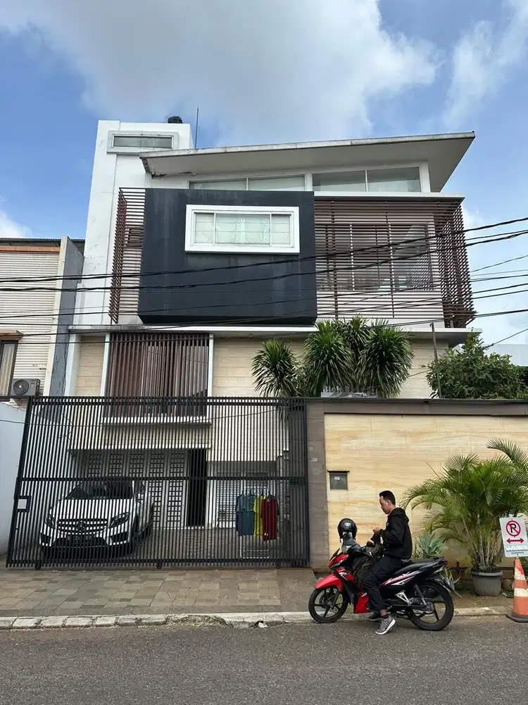 Rumah Rapi Siap Huni 3 Lantai di Citra 2 Ext, Jakarta Barat