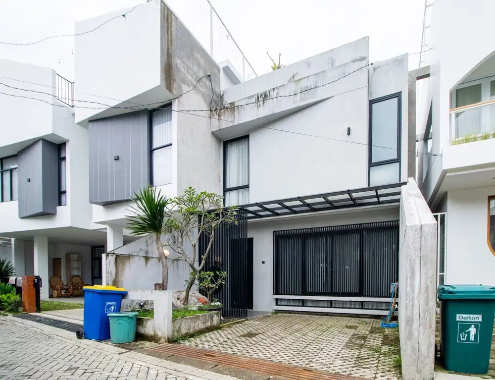 Rumah Villa Mewah Plus Kolam Renang Dekat UPI Setiabudi di Perumahan