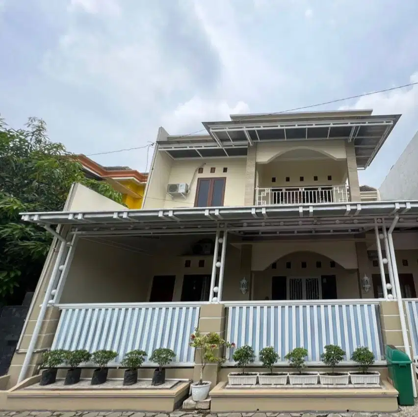 Rumah nyaman 2 Lt dalam perumahan di kota Solo