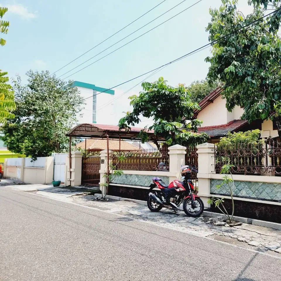 Turun Harga   Rumah 2 Lt luas 1.240m2 di Laweyan Surakarta