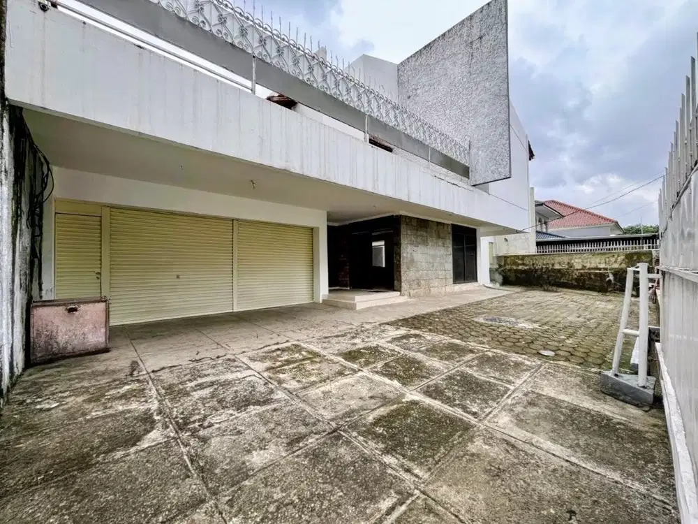 Rumah Klasik 2 Lantai di Kebayoran Baru 4 Kamar SHM