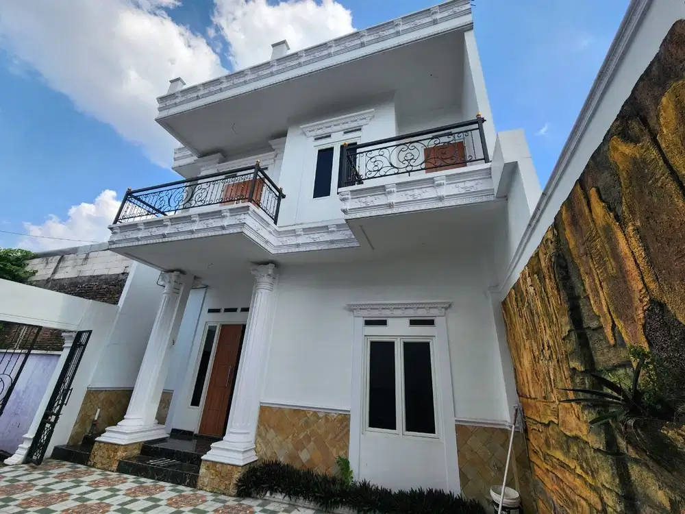 Rumah Baru mewah 2 Lt plus Kolam Renang di Kota Solo