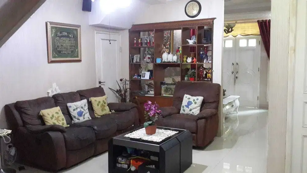Dijual Cepat Rumah Cantik 2 Lantai di Perumahan Metland, (e0051cl)