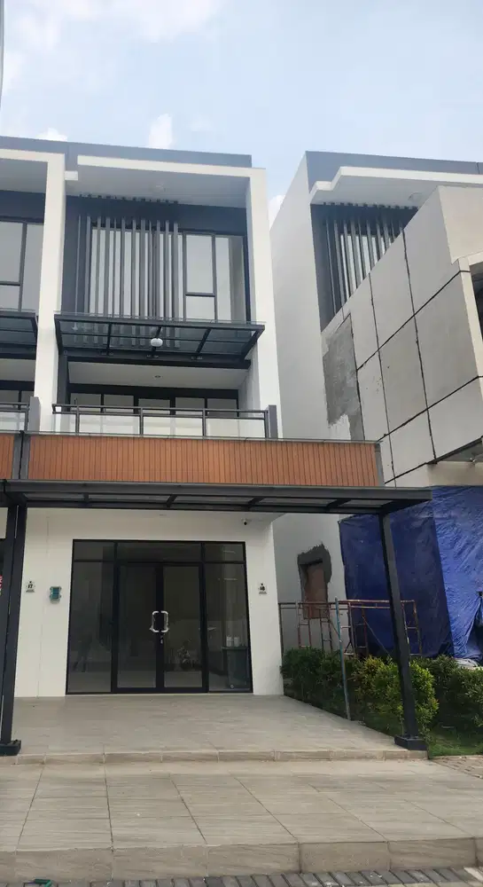 Disewakan Ruko 3 Lantai Hadap Jalan Boulevard Hampton Gading Serpong